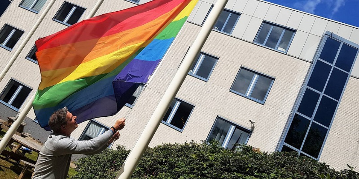 Nederlandse sportbonden en NOC*NSF met boot aanwezig in botenparade Pride Amsterdam