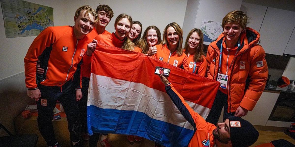 IJshockeyster Kimberly Collard en schaatsster Myrthe de Boer vlaggendragers Talent TeamNL