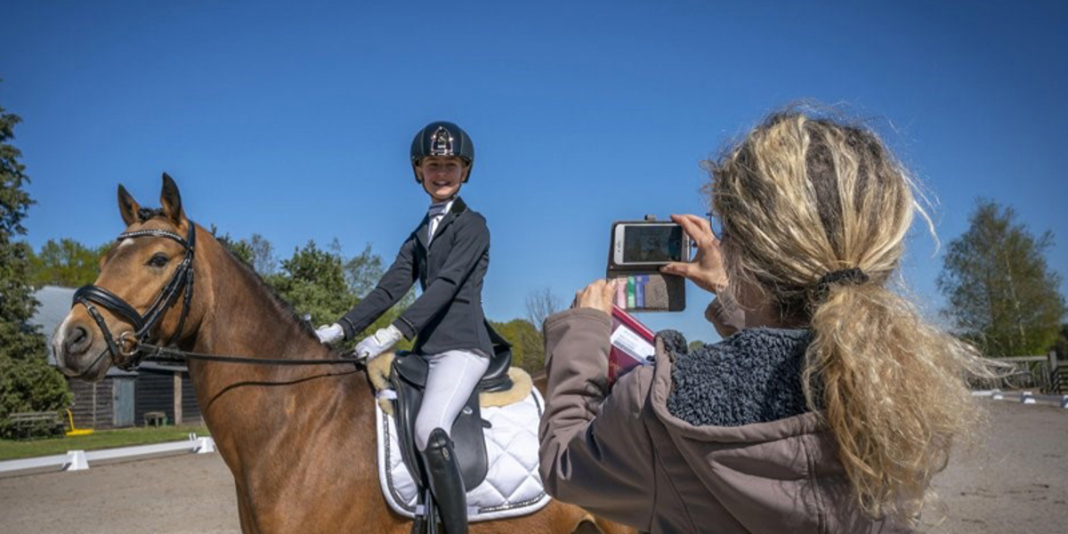 Sportwereld tegen corona: Online dressuurproeven van KNHS zijn schot in de roos