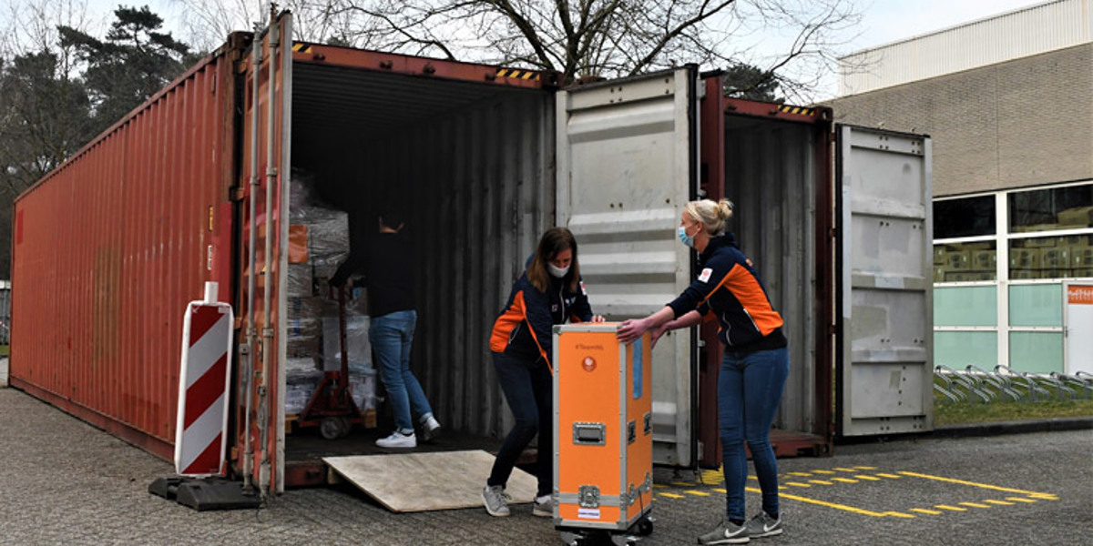 Zeven zeecontainers voor TeamNL zijn onderweg naar Tokio