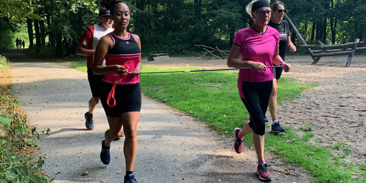 Sportwereld tegen corona: hardlopen met een visuele beperking dankzij de Co-runner