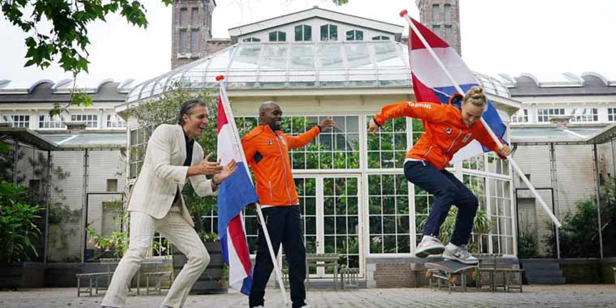 Churandy Martina en Keet Oldenbeuving samen vlaggendrager olympisch TeamNL