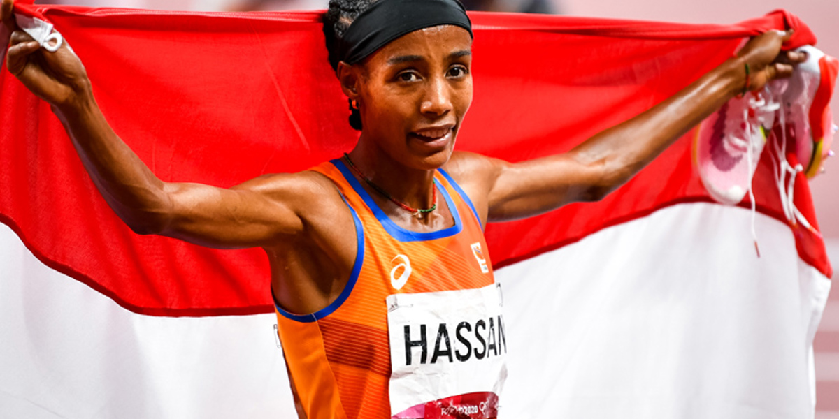 Sifan Hassan vlaggendrager bij sluitingsceremonie Olympische Spelen