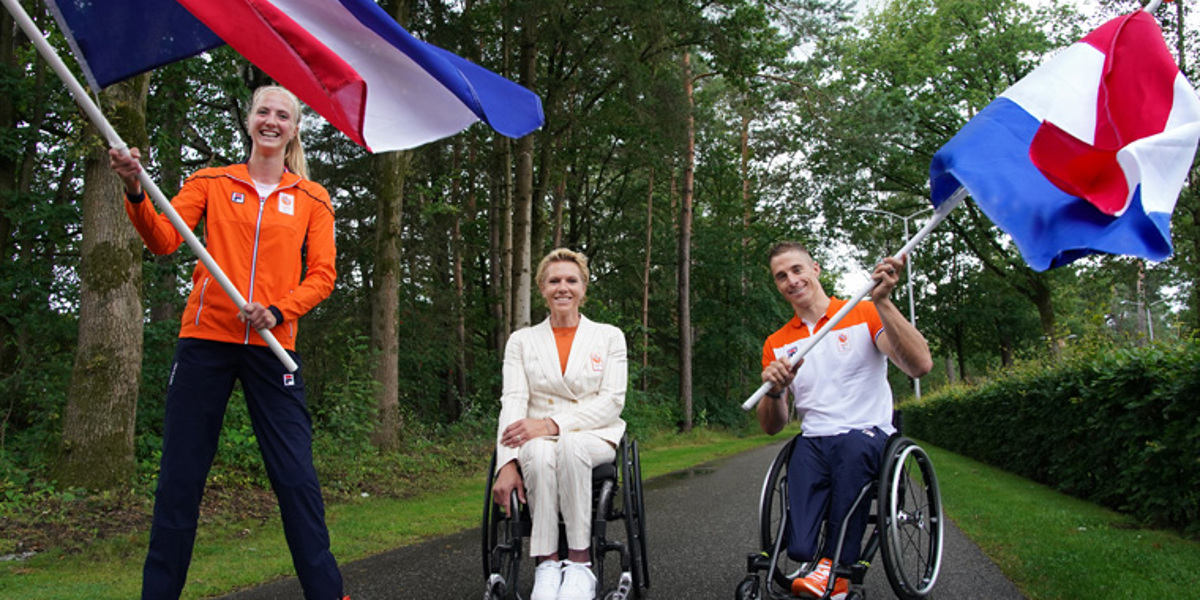 Fleur Jong en Jetze Plat dragen vlag openingsceremonie Paralympische Spelen