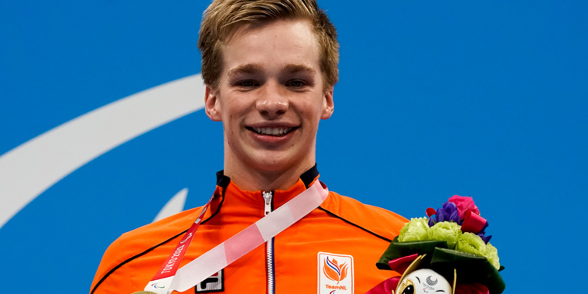 Rogier Dorsman draagt vlag tijdens sluiting Paralympische Spelen