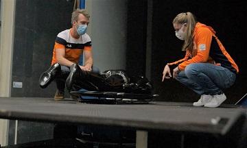 Replica van skeletonster Kimberley Bos helpt in jacht op olympisch eremetaal