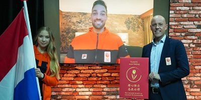 Kjeld Nuis en Lindsay van Zundert dragen de vlag tijdens openingsceremonie Beijing