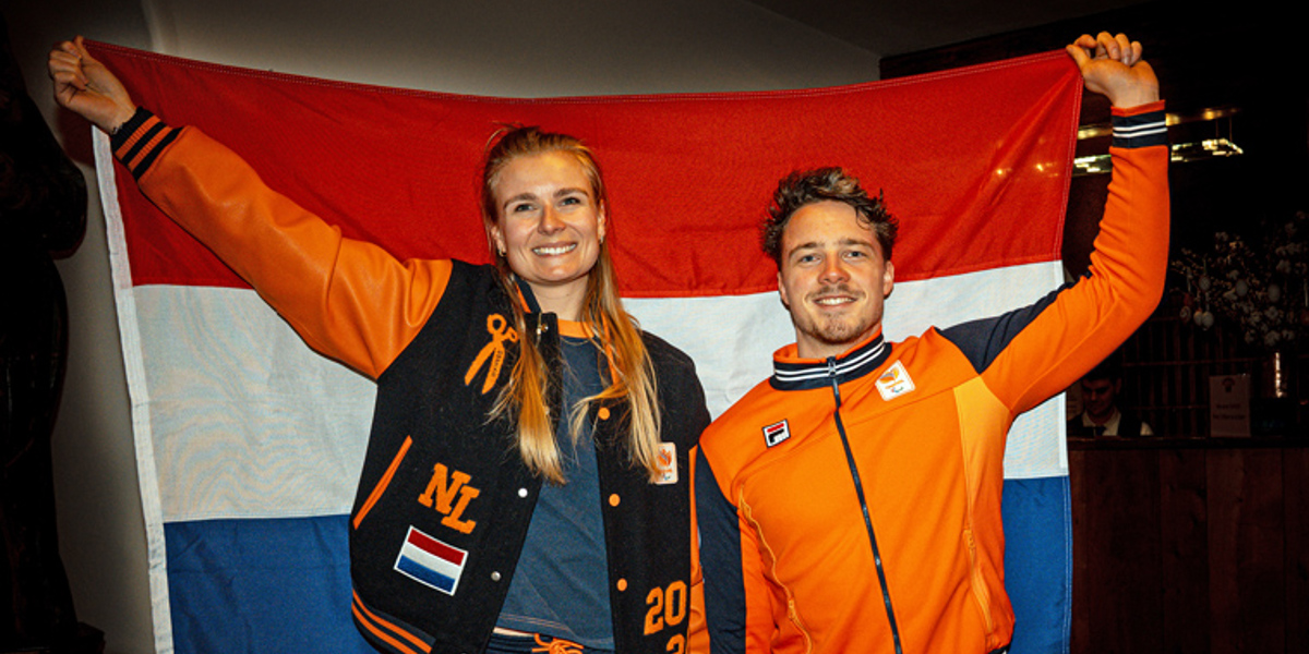 Lisa Bunschoten-Vos en Jeroen Kampschreur dragen Nederlandse vlag bij sluiting Paralympische Spelen