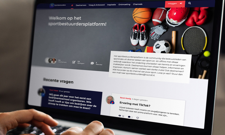 Een beroepskracht op de club