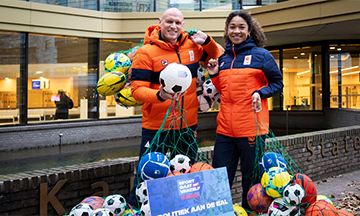 De bal ligt bij de politiek: 150 ballen voor 150 Tweede Kamerleden.