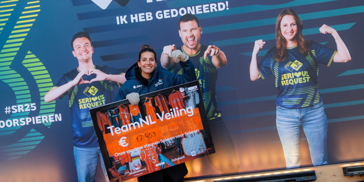 Hockeyster Frédérique Matla overhandigt opbrengst TeamNL Veiling bij Glazen Huis