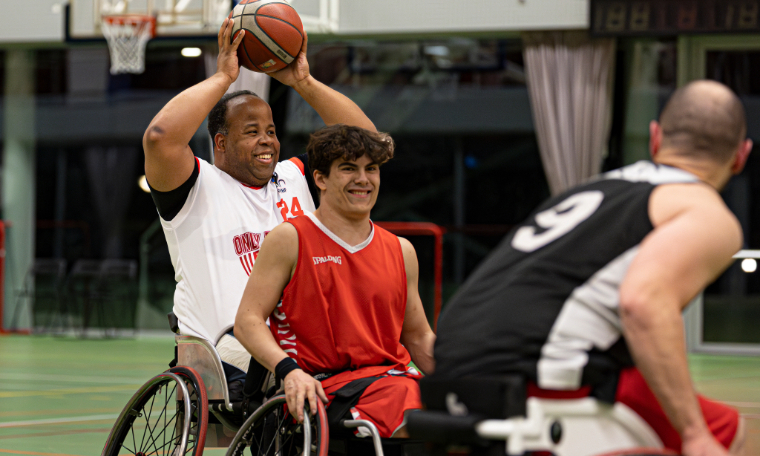 Romario Biswane in actie rolstoelbasketbal