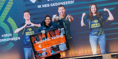 Hockeyster Frédérique Matla overhandigt opbrengst TeamNL Veiling bij Glazen Huis