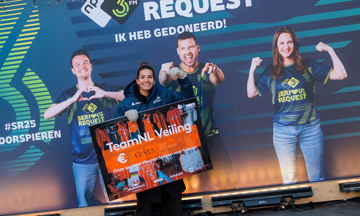 Hockeyster Frédérique Matla overhandigt opbrengst TeamNL Veiling bij Glazen Huis