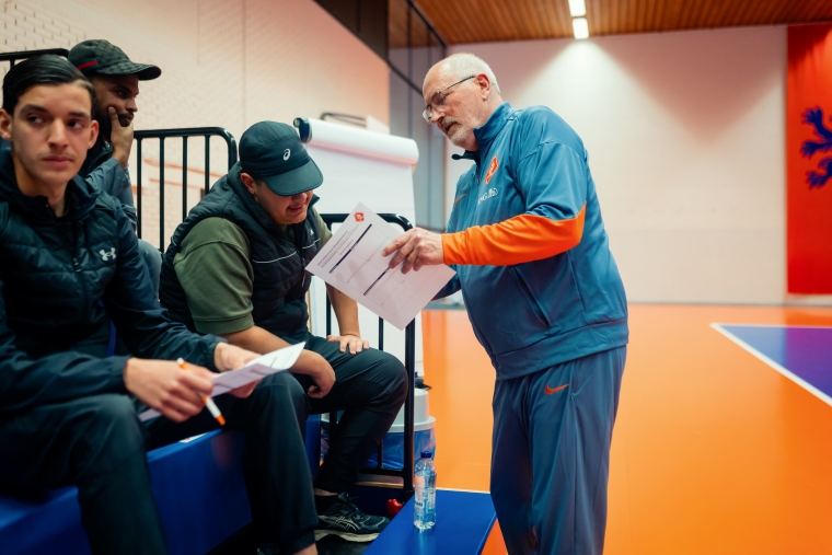 Jongeren Uit District Spots Worden Tijdens De Aftrapmodule Van De KNVB Opgeleid Tot Futsalcoach Fbeelding