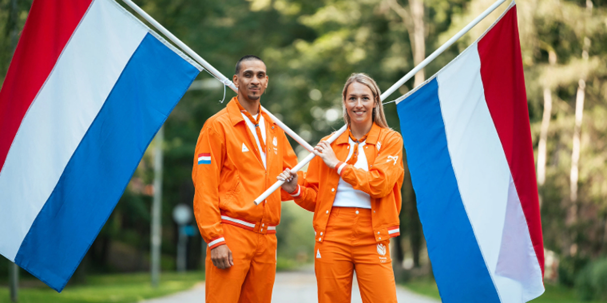 Lois Abbingh en Worthy de Jong vlaggendragers olympisch TeamNL