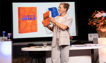 Ireen Wüst ontvangt eerste exemplaar van Olympisch Oranje