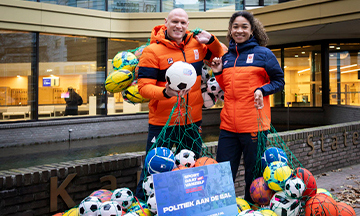 De bal ligt bij de politiek: 150 ballen voor 150 Tweede Kamerleden.