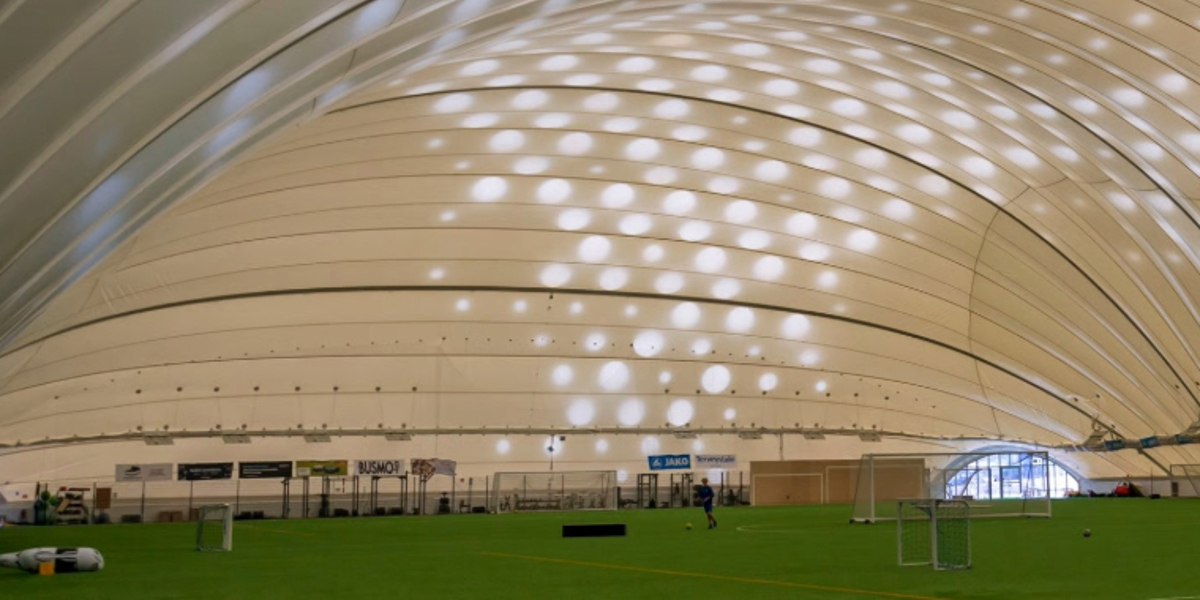 Innovatie gezocht: duurzame sportveldoverkappingen